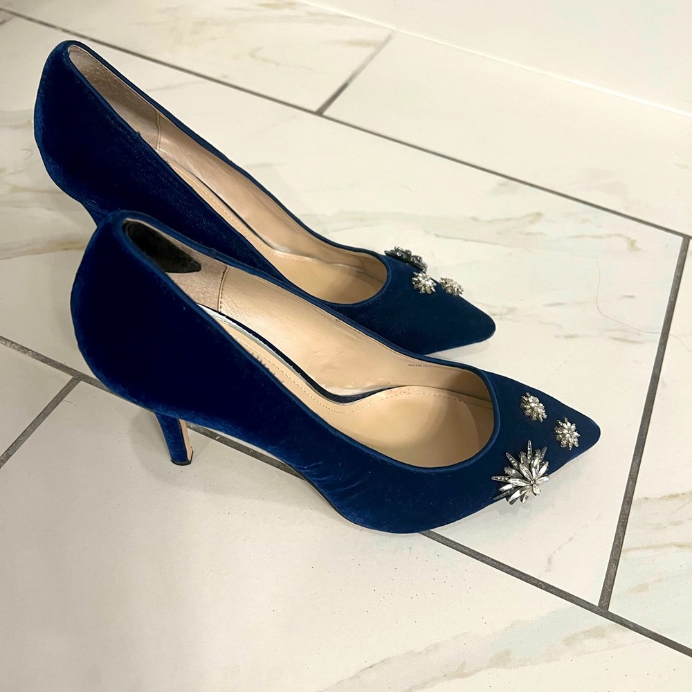 ❤️❤️Beautiful Blue snowflake heels! 3inch heel 8.5 worn twice. 🎉🎊🎉
